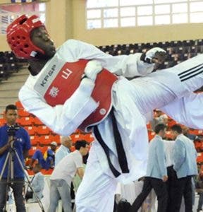 Tailandés Tawin Hanprab derrota 11-7  al dominicano Luisito pie en semifinal