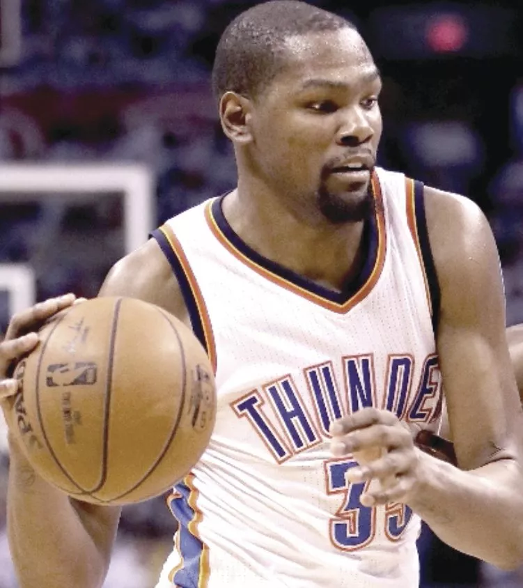 El alero Kevin Durant sorprendió al firmar con Warriors