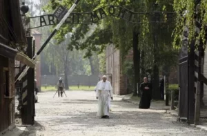 El camino silencioso del Papa Francisco entre la crueldad de Auschwitz