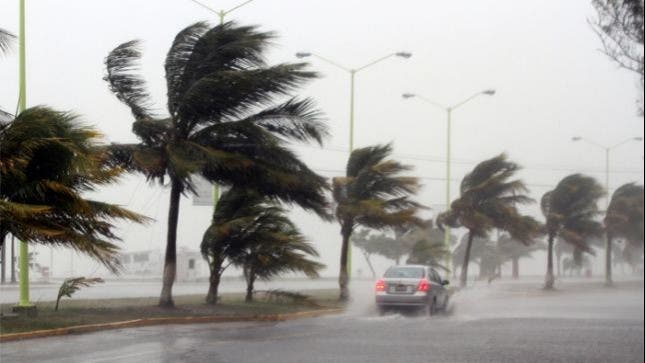 Onda tropical entra al Caribe por el Sureste con vientos y lluvias