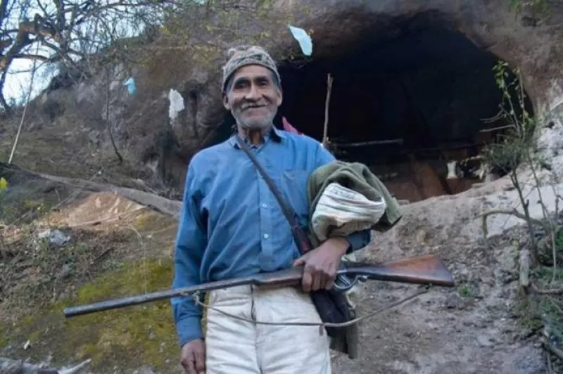 Un hombre vive solo desde hace 40 años en una cueva