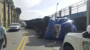 Patana se vuelca en la avenida del Puerto; tránsito congestionado