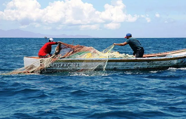 Denuncian pesca indiscriminada con chinchorros en  costas de Luperón