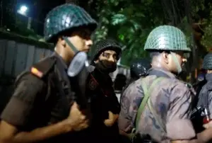 Hombres armados toman rehenes en restaurante de Bangladesh