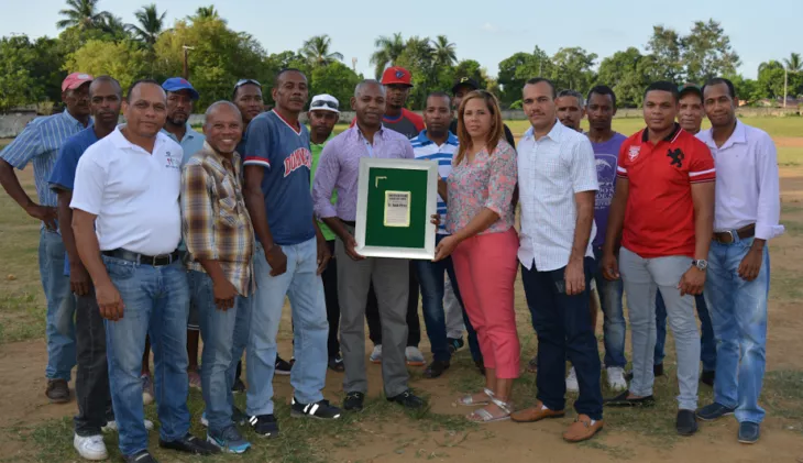 Reconocen a Juan Pérez por sus aportes al deporte en Hato Nuevo