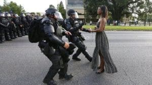 Viral: fotografía de mujer negra que se enfrenta sola a policías en EEUU