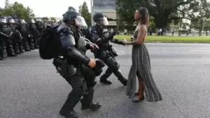 Viral: fotografía de mujer negra que se enfrenta sola a policías en EEUU