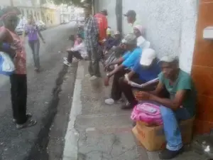 Pastoral Social de la Iglesia Católica da de comer a indigentes