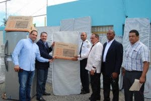 Plan Social entrega electrodomésticos en cárcel de Monte Plata