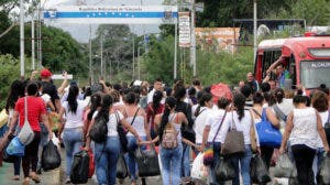 Miles de venezolanos cruzan frontera con Colombia en busca de alimentos y medicinas