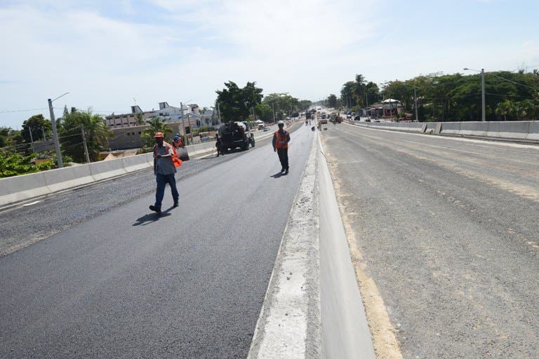 Obras Públicas inicia asfaltado nuevo elevado autopista Las Américas