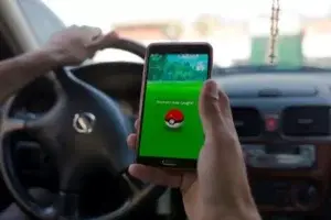 Un Poké-autobús arrasa en Pakistán con sus tours para cazar monstruos