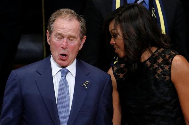 George Bush baila y ríe durante el funeral de los policías muertos en Dallas
