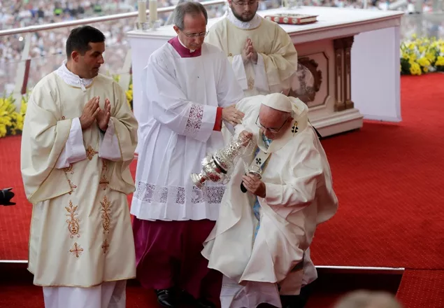 Video: El papa se tropieza y cae al oficiar misa en Polonia