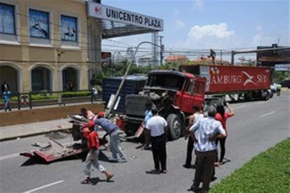 Accidente de tránsito deja un muerto y cuatro heridos en la 27 de Febrero