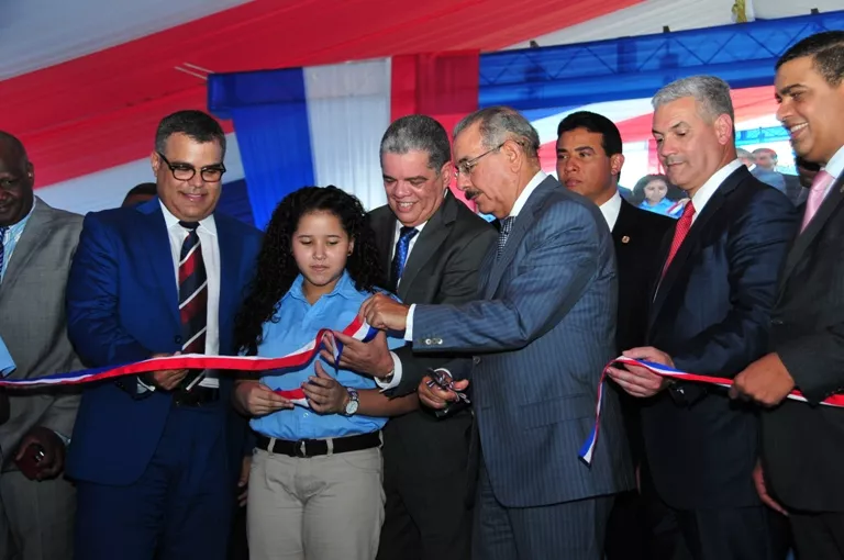 Gobierno entrega una escuela y un liceo en San Cristóbal