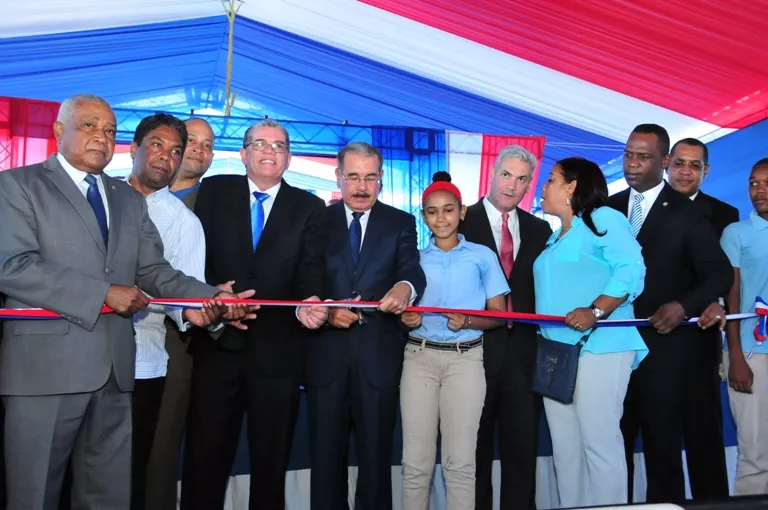 Danilo Medina inaugura 3 centros educativos en Barahona