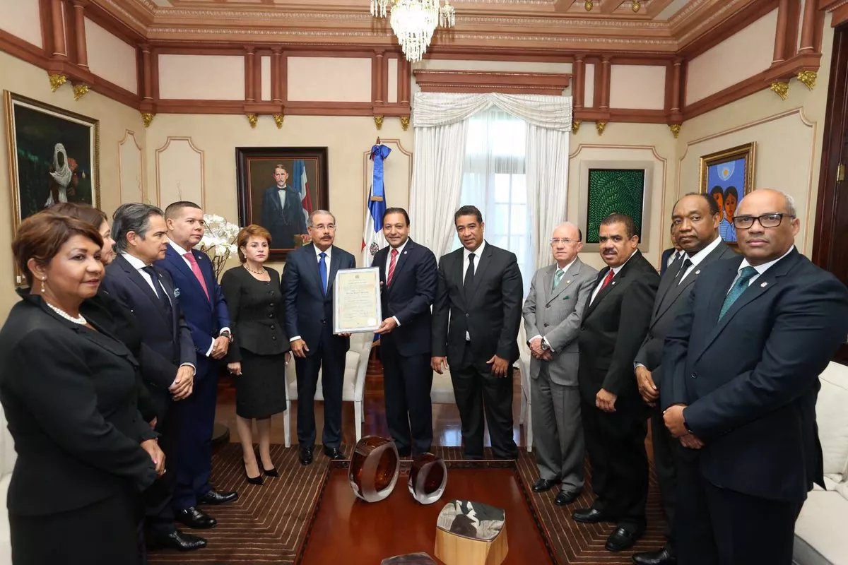 Legisladores entregan en Palacio certificación al presidente Danilo Medina