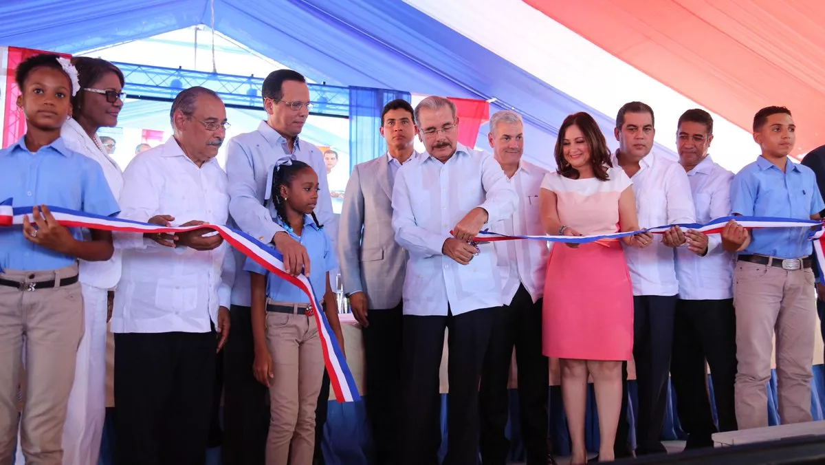 Presidente Danilo Medina entrega escuela en Sosúa