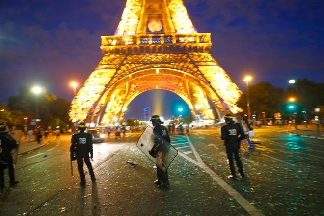 La torre Eiffel cerrada este lunes por incidentes después de final de Eurocopa