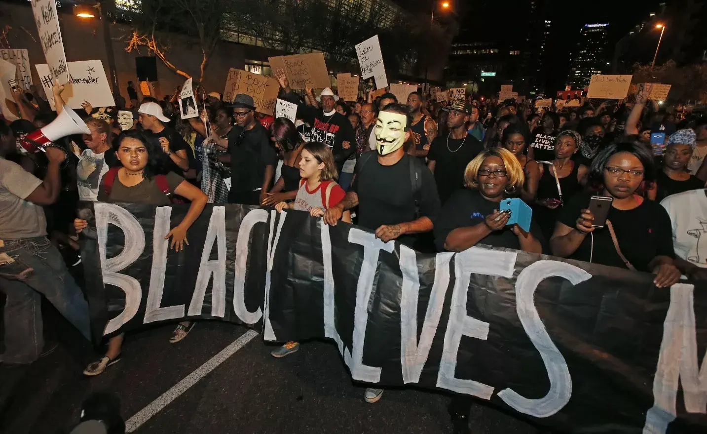 La protesta sigue en EEUU mientras se perfila quién era el agresor de Dallas