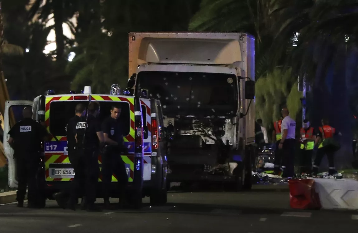 Aumenta a 60 el número de muertos por atentado en Francia