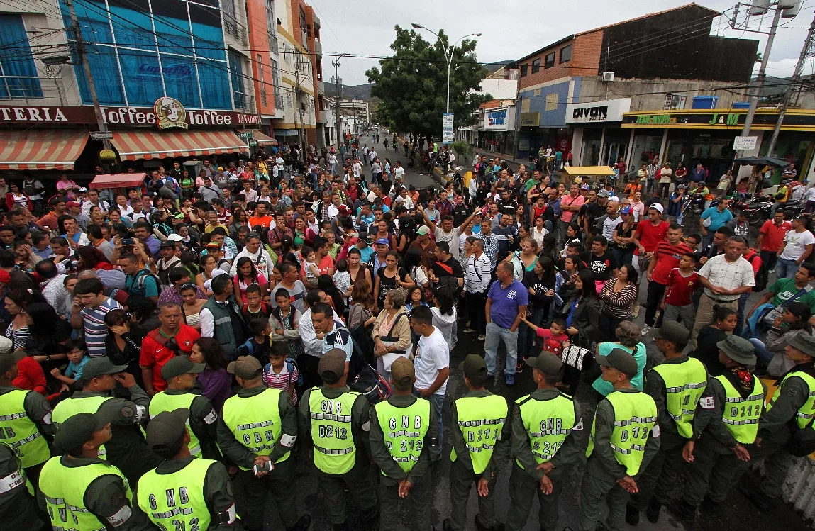 Miles de venezolanos cruzan a Colombia en busca de alimentos y medicinas