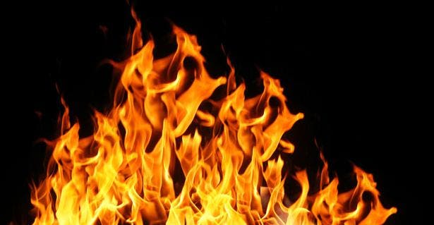 Mujer le prende fuego a su casa cuando esposo estaba acostado