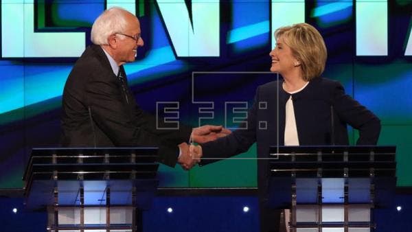 Sanders da su respaldo oficial a Hillary Clinton tras más de un mes de resistencia