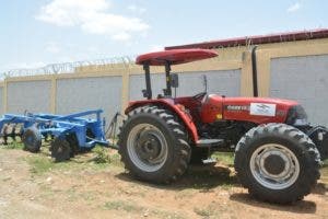 Productores de Elías Piña reciben tractor