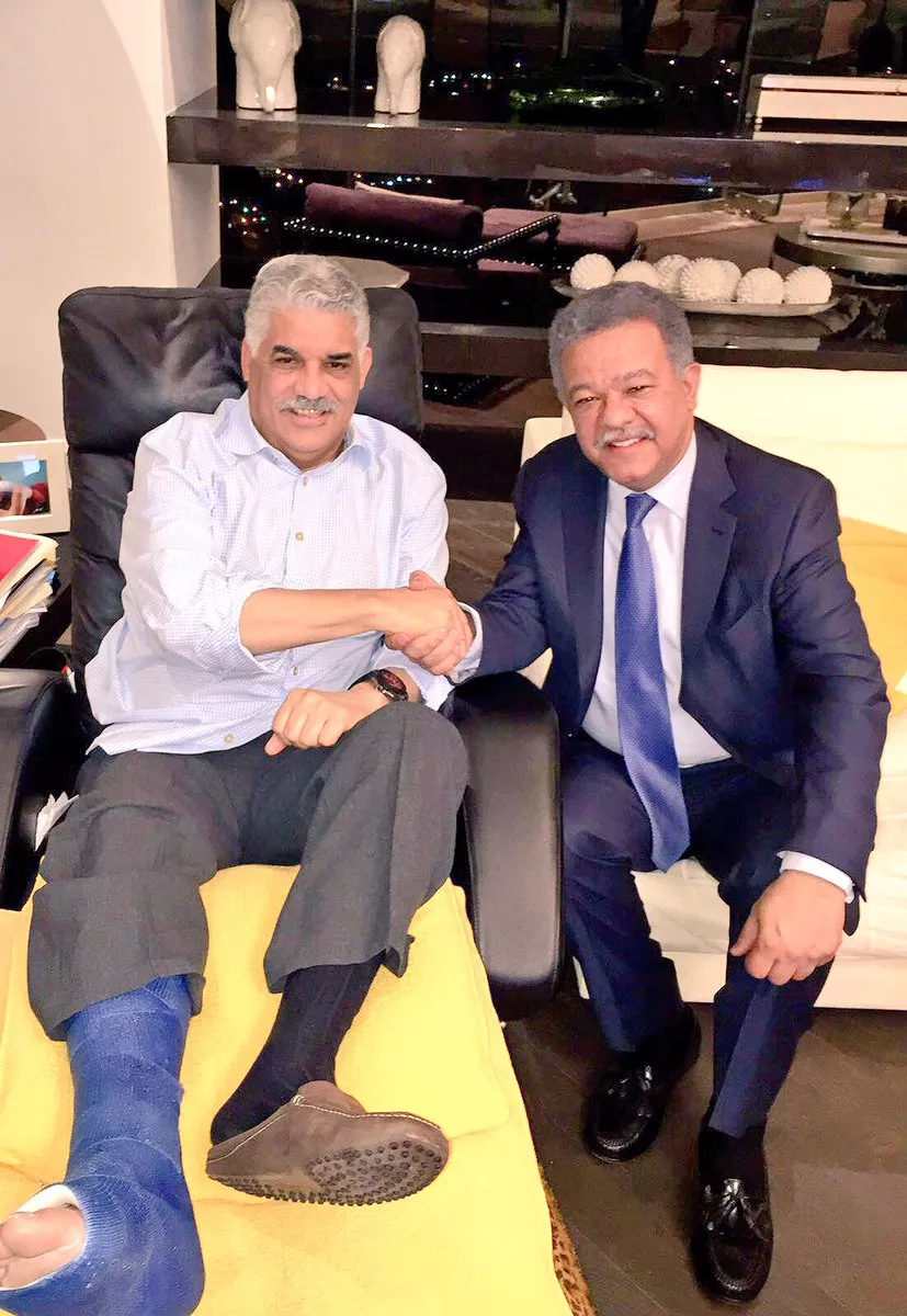 Leonel Fernández visita a Miguel Vargas Maldonado en su residencia