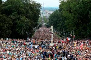 Peregrinos de países habla hispana inundan las calles de Cracovia durante JMJ