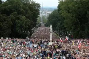 Peregrinos de países habla hispana inundan las calles de Cracovia durante JMJ