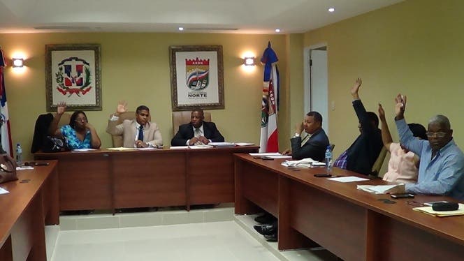 Regidores Santo Domingo Norte suspenden temporalmente a tesorero del cabildo