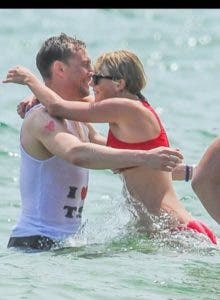 Tom Hiddleston le declara su amor a Taylor Swift con una camiseta que desata las burlas