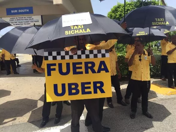 Sindicato de taxistas del AILA protestan contra Uber