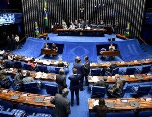 El juicio a Rousseff altera los nervios en el “manicomio” del Senado