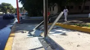 Vehículo choca en avenida Expreso V Centenario; pasajeros resultan ilesos