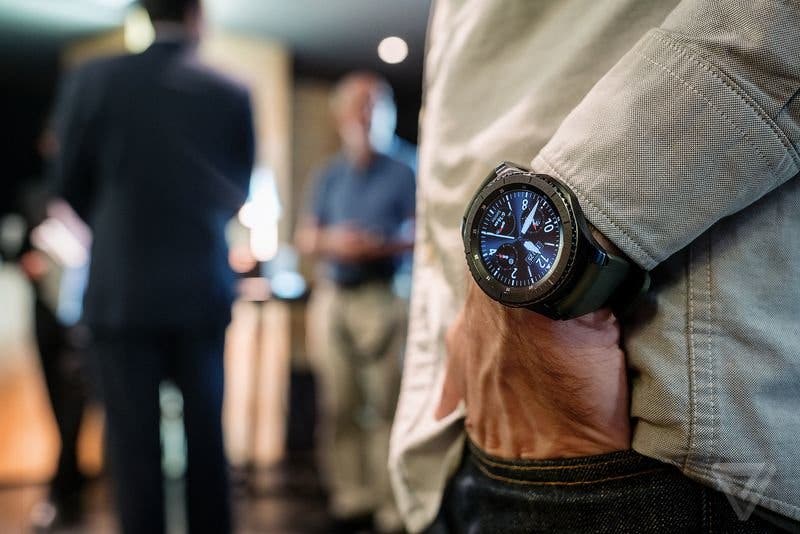 Sansung lanza su nuevo reloj inteligente, el Gear S3, circular y en acero