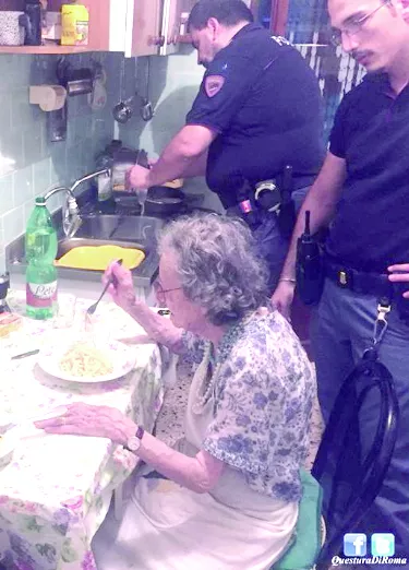 Llaman a la policía y estos les hacen una gran cena