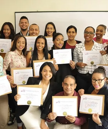 Universidad entrega certificado a  jóvenes