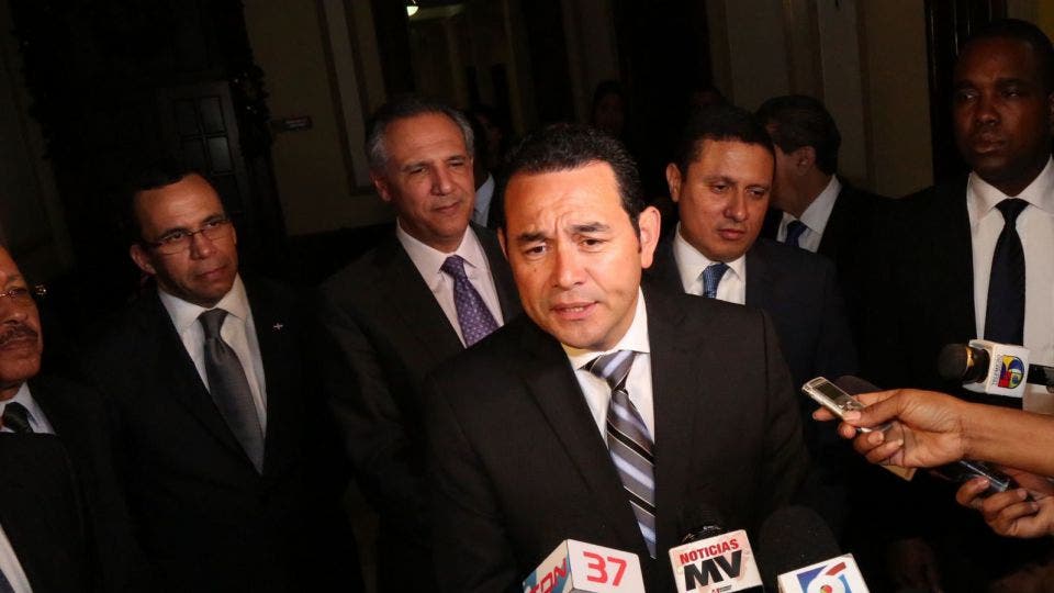Presidente de Guatemala viaja a Dominicana para toma de posesión de Medina