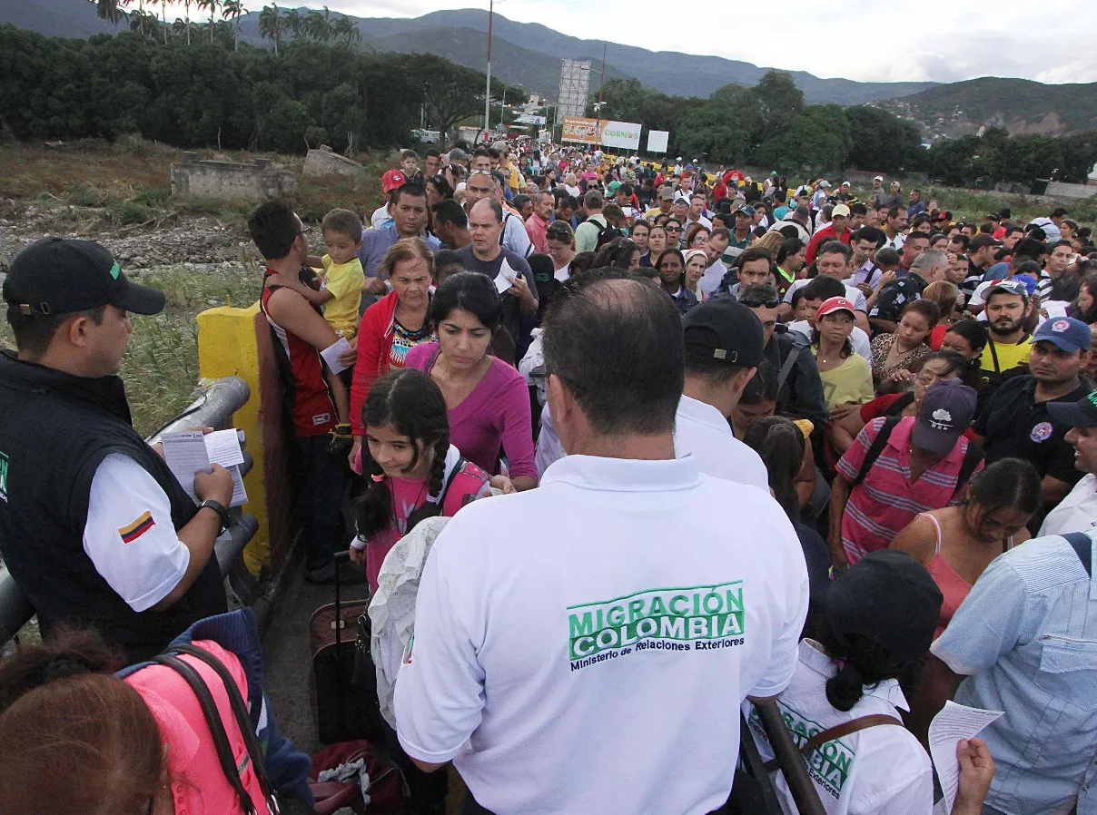 Venezolanos cruzan frontera con Colombia