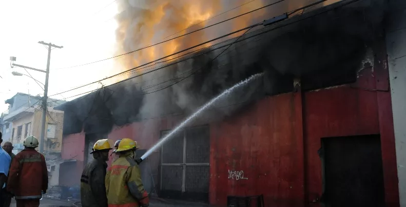 Incendio destruye Almacenes Rodríguez