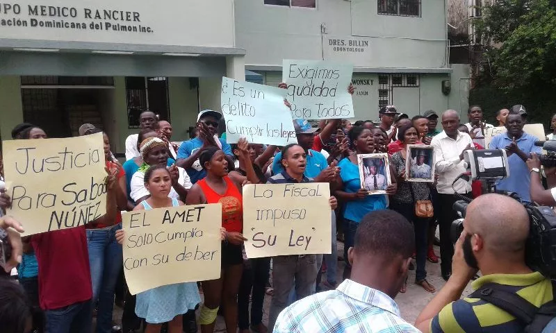 Familiares de agente de AMET protestan ante el Palacio de Justicia