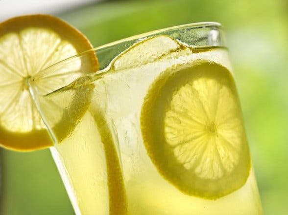 Los 10 beneficios de beber agua tibia de limón cada mañana