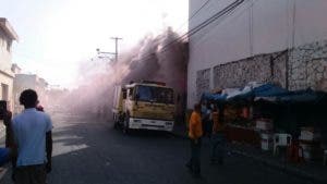 Fuego afecta la tienda Almacenes Rodríguez de la avenida Duarte