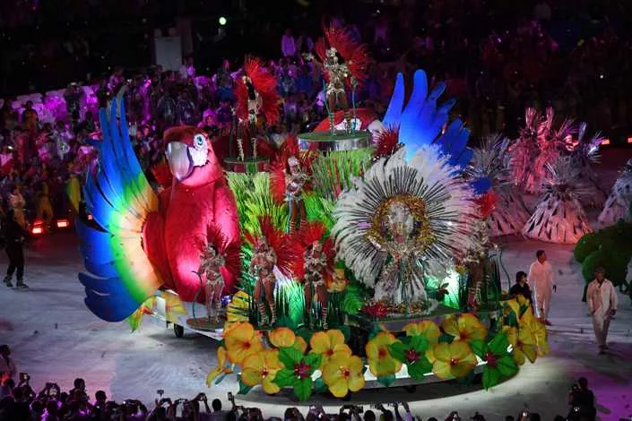 Con carnaval, Río apaga llama olímpica; cede posta a Tokio