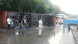 Accidente en autopista 6 de noviembre deja al menos 10 personas heridas