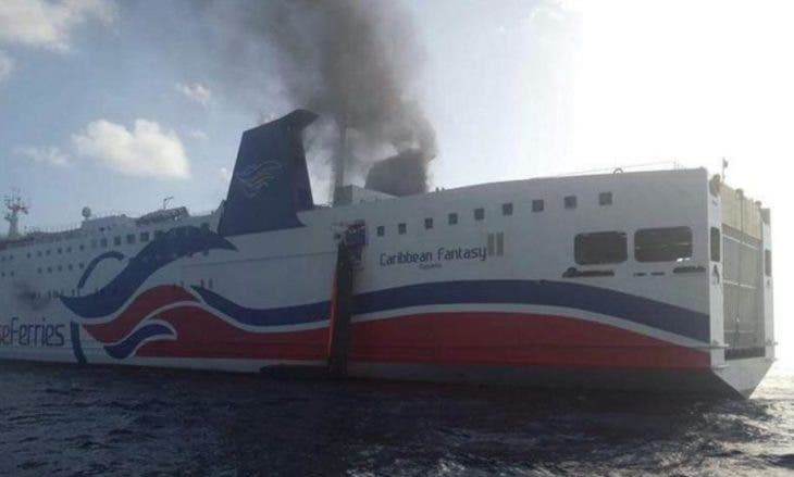Expertos tratan de determinar el estado del barco incendiado en Puerto Rico